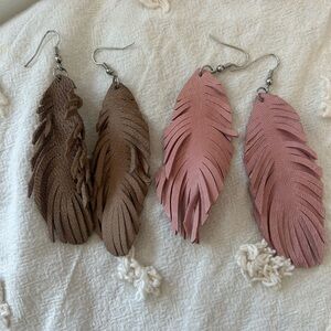 Feather dangling earrings
